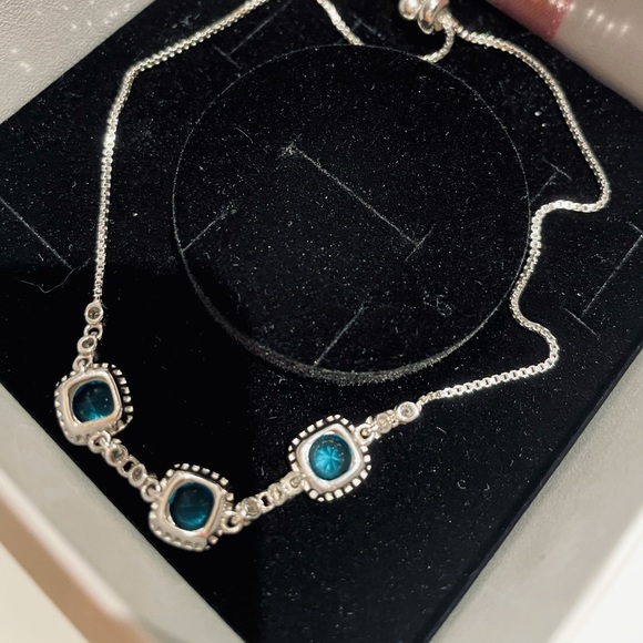 Adjustable stearling silver bracelet with blue gemstones - Picture 3 of 4